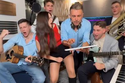 Polkaholiki priredili hit Luke Basija, z njimi zapela mlajša sestra Raayja