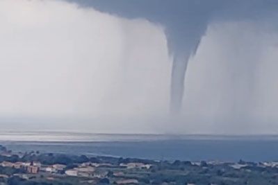 Niz vodnih tromb ob obali Istre, pri Poreču posneli pravo »mrcino«