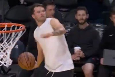 Luka Dončić med ogrevanjem zadel čez celotno igrišče