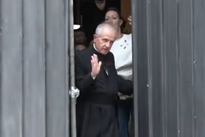 Italijanski duhovnik rešil turiste, nato pa izgredniku brez oklevanja vrnil sredinec
