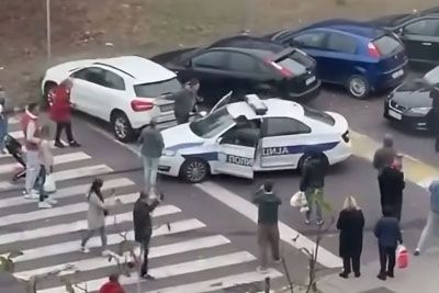 Komedija v Beogradu: Policisti prijeli moškega, ta jim je zbežal iz vozila