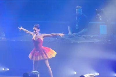 Ana Klašnja na odru z Umekom, slovenska balerina plesala na ritme tehna