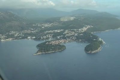 Pilot posnel pristanek v Dubrovniku, takšnim prizorom je priča iz pilotske kabine