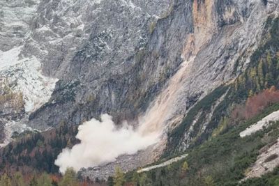 Skalni podor nad Krnico: Pohodnica posnela prizor, ko se je odtrgal del stene