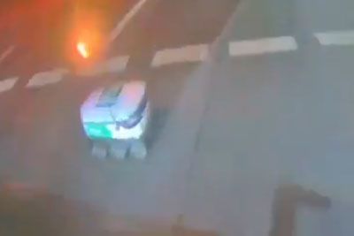 Dostavni robot povzročil nesrečo, nato pobegnil