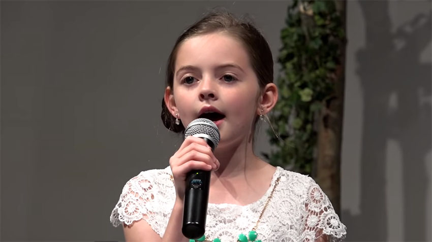 Little Girl Performs Easter Version Of Hallelujah Paralyzes Crowd With Her Haunting Rendition Klipland Com