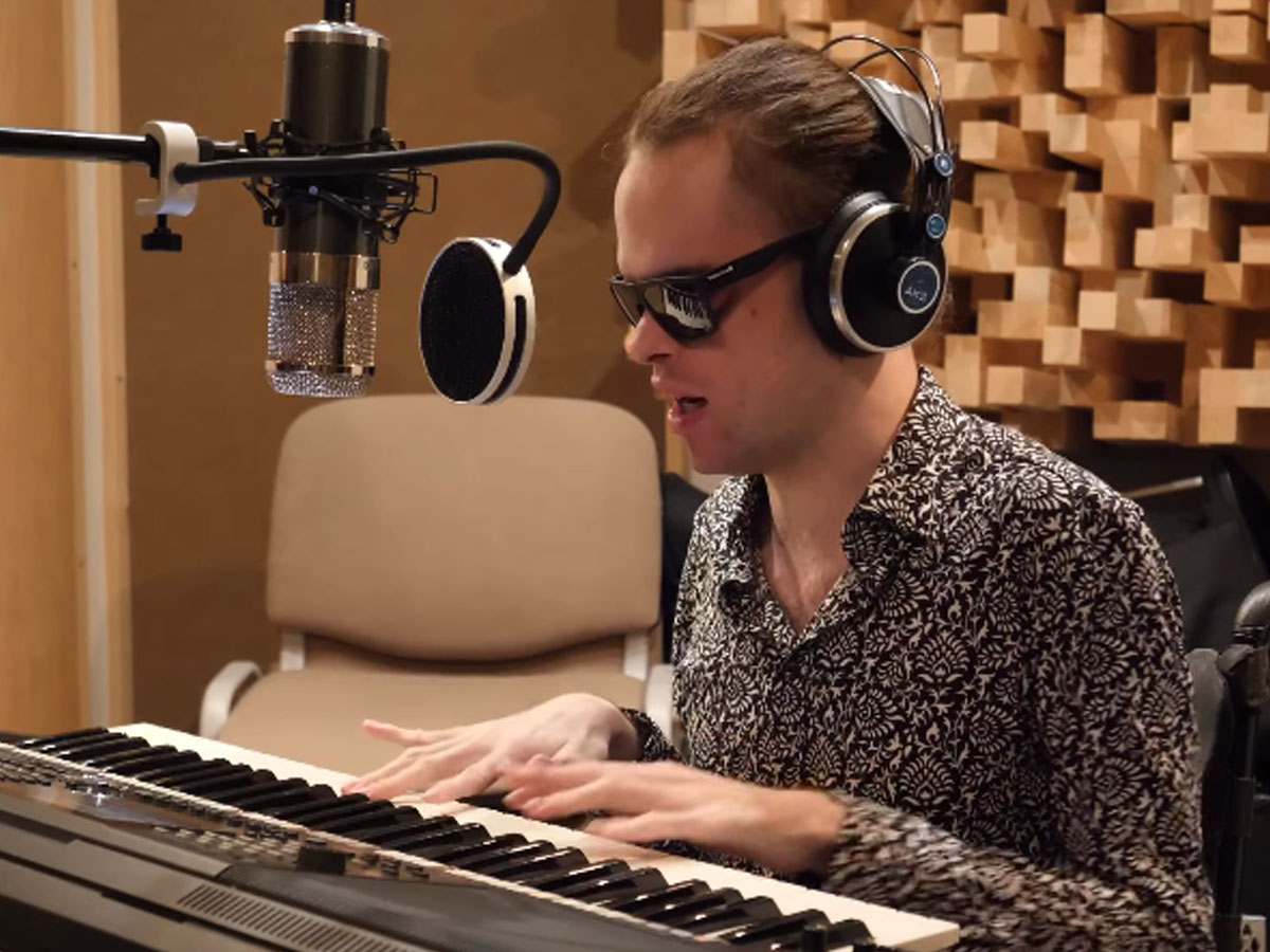 Filip Jagodič zapel staro slovensko ljudsko pesem Roža na vrtu