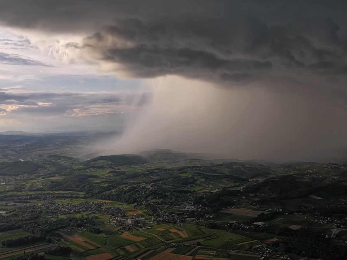 Fotograf Samo Lipovec je nad Dravskim poljem posnel prihod nevihte v timelapse posnetku