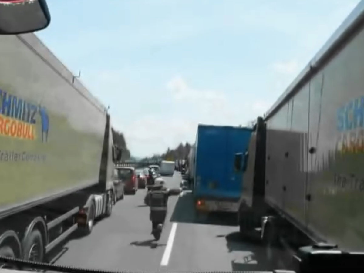 Posnetek gasilcev iz leta 2013, ko so tekli po avtocesti