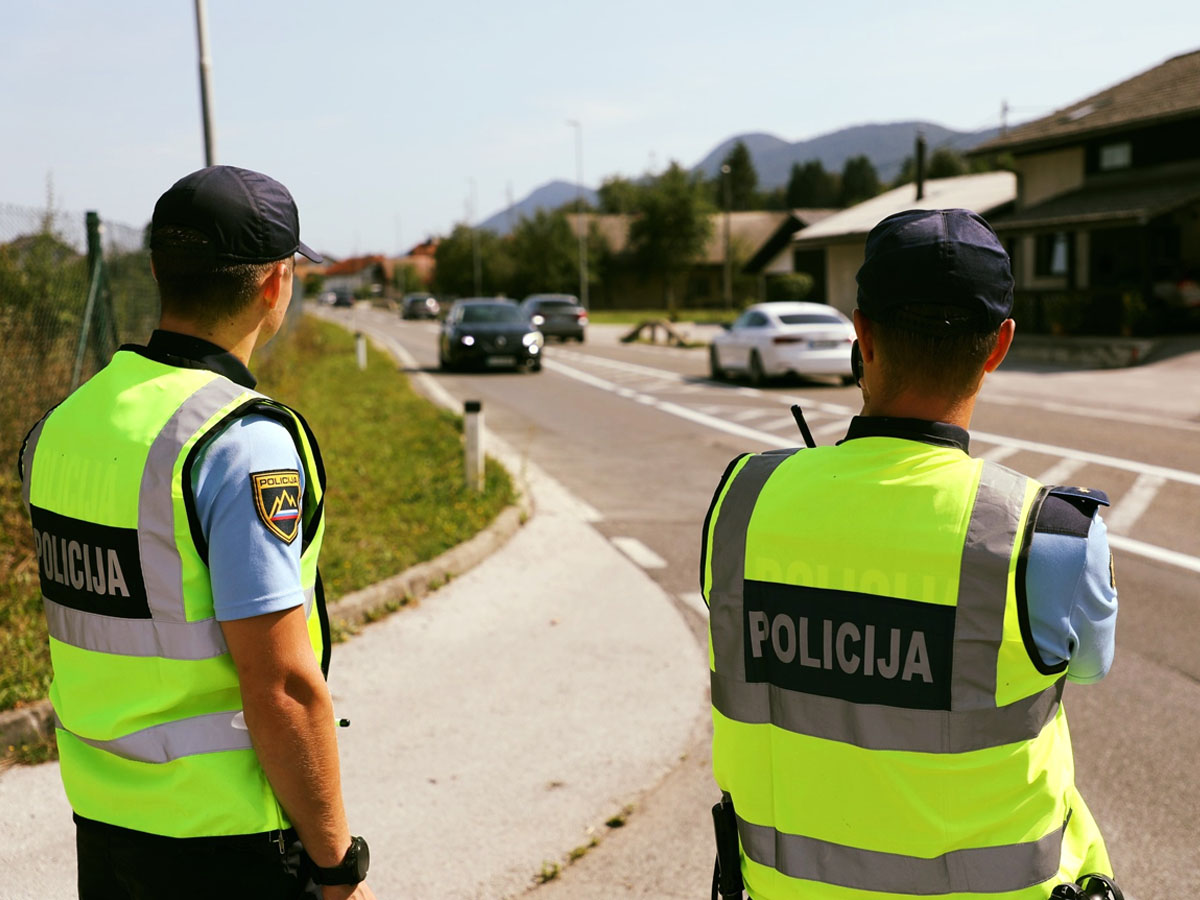 Slovenska policista pomagala paru na poti v porodnišnico
