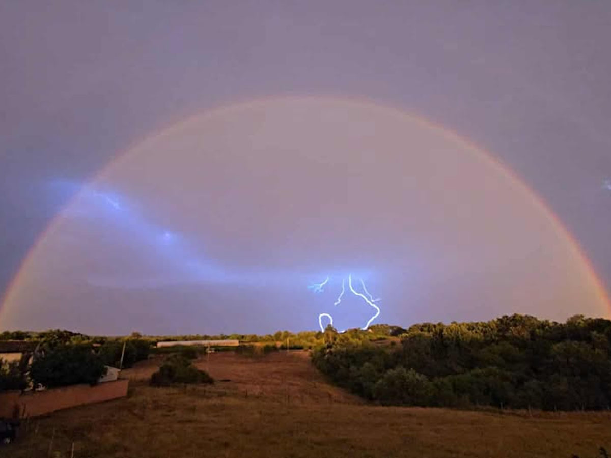V hrvaški Istri mavrica z nevihto v ozadju