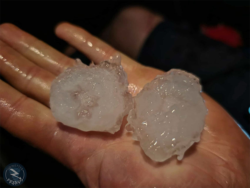 Okoli 6 centimetrov debela toča klestila v kraju Treviž, 100 kilometrov stran od slovenske meje