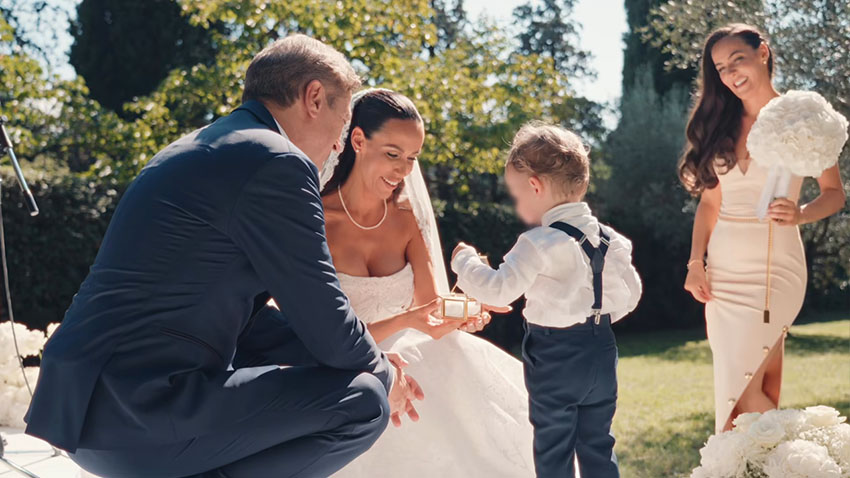 Poročne prstane je prinesel 2-letni deček Nik, nečak Tine Gaber