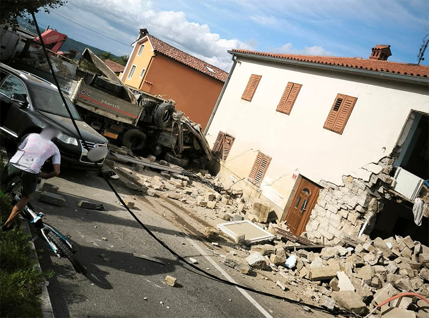 Tovornjak je v prometni nesreči v Sv. Antonu delno porušil hišo