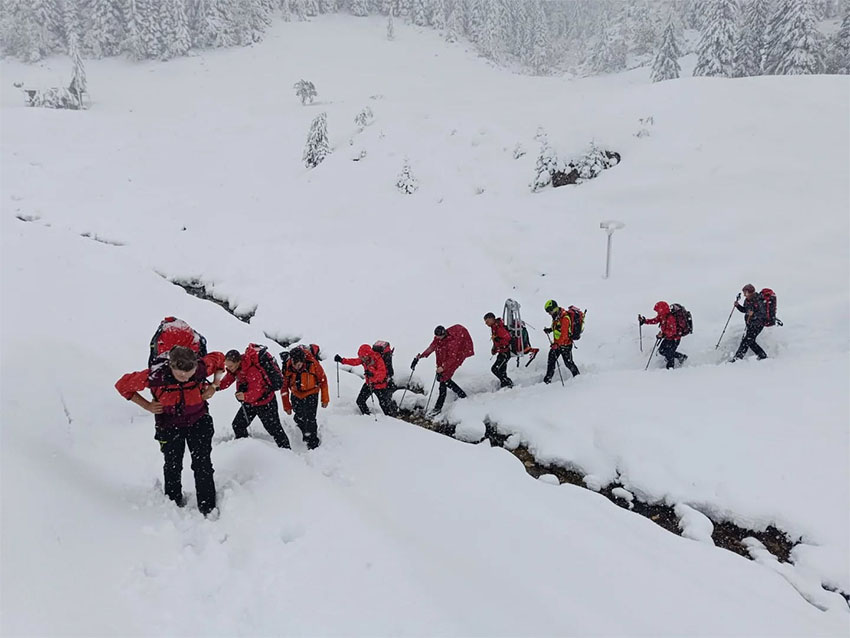 Gorski reševalci na pomoč trem pogrešanim planincem, ki jih je odnesel snežni plaz
