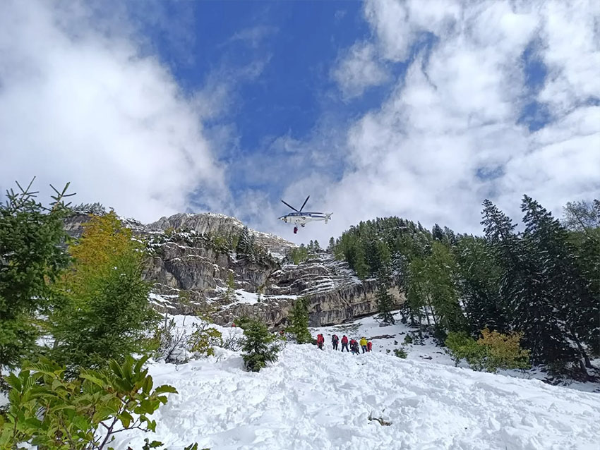 Pri reševalni akciji zaradi snežnega plazu v Julijskih Alpah pomagal tudi helikopter