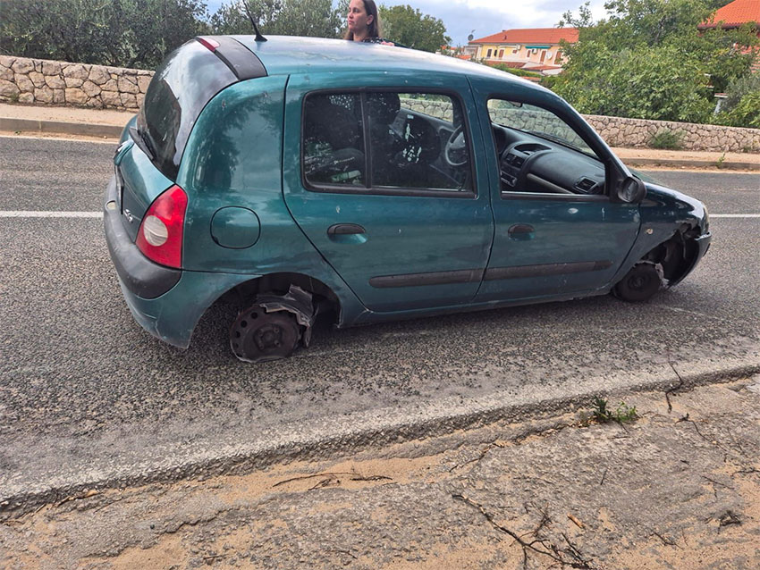 Voznica iz Šibenika peljala kar brez dveh koles