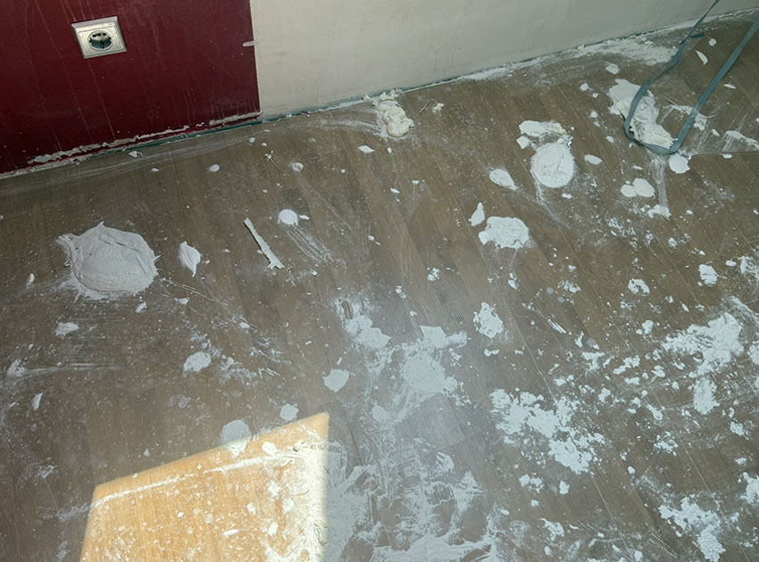 Zasušena izravnalna masa na tleh