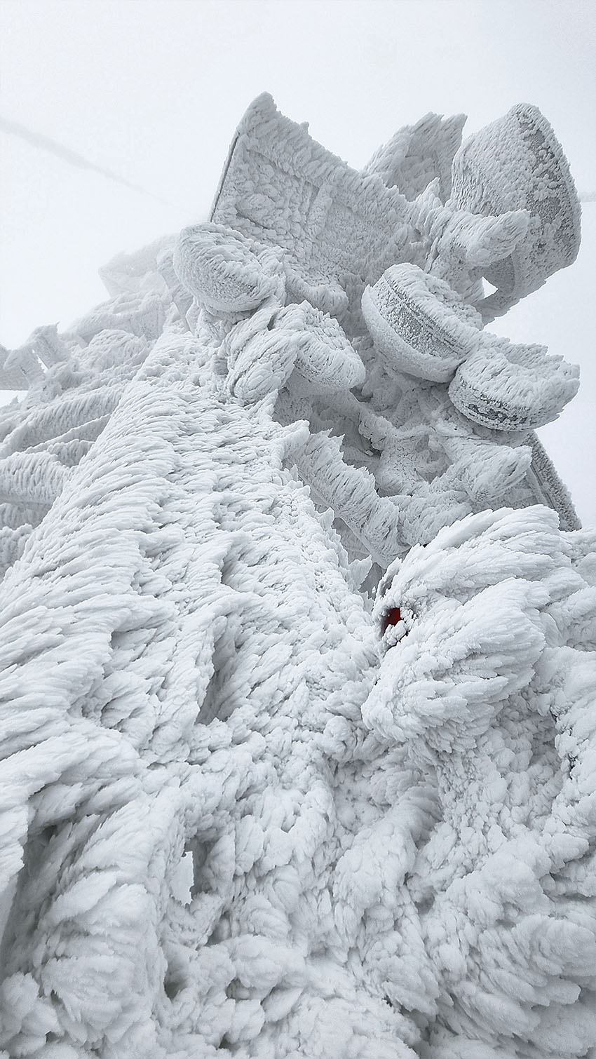 Led včasih v celoti prekrije bazno postajo, zaradi česar prihaja do motenj v signalu
