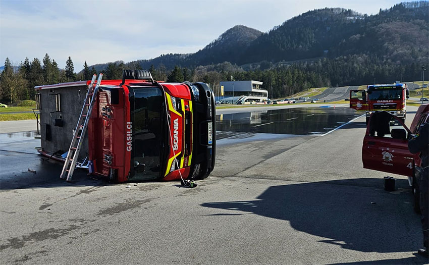 Prevrnjena gasilska avtocisterna PGD Tolmin na poligonu varne vožnje na Vranskem