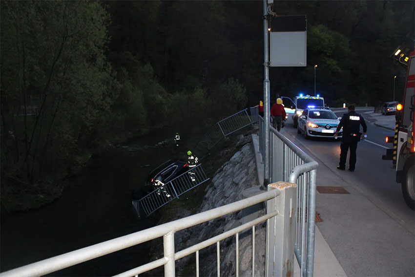 Gasilci PGE Krško na kraju prometne nesreče v Brestanici pri Krškem