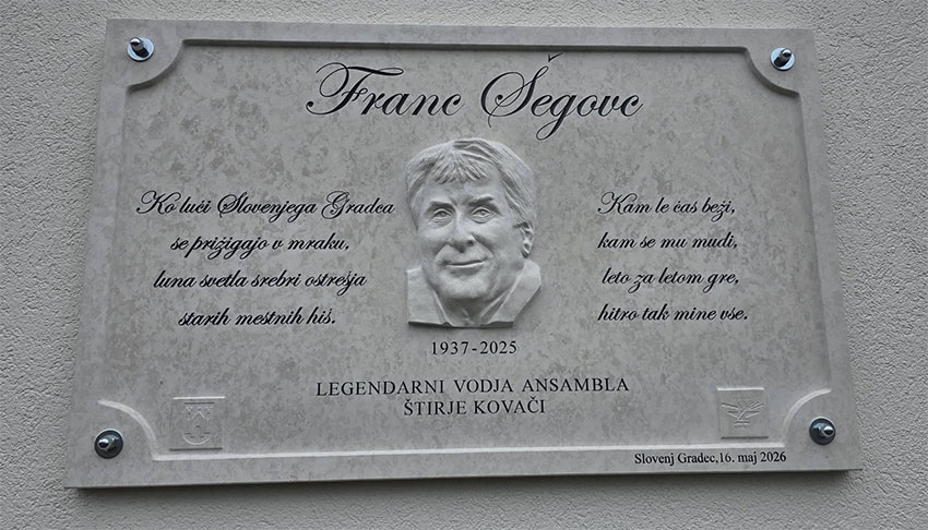 Spominska plošča v slovo pokojnemu Francu Šegovcu na steni njegove domače hiše