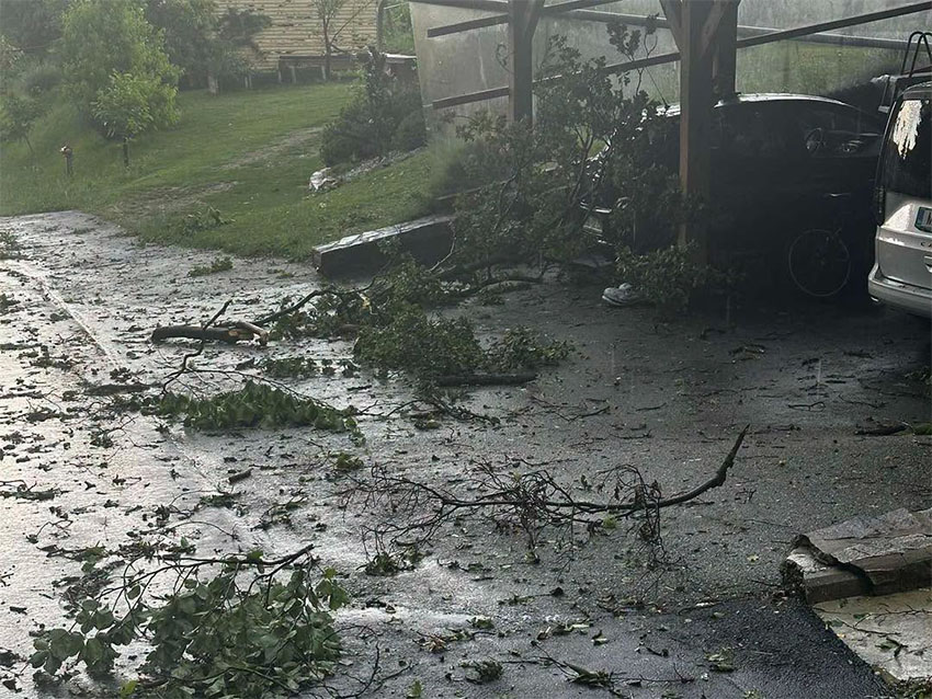 Močan veter povzročil škodo v naselju Koračice