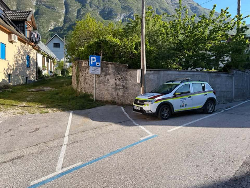 Napačno parkirano vozilo redarja v Bovcu