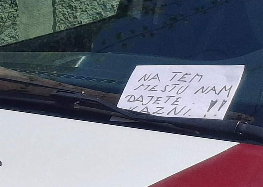Na vozilu redarja pustili listek s sporočilom