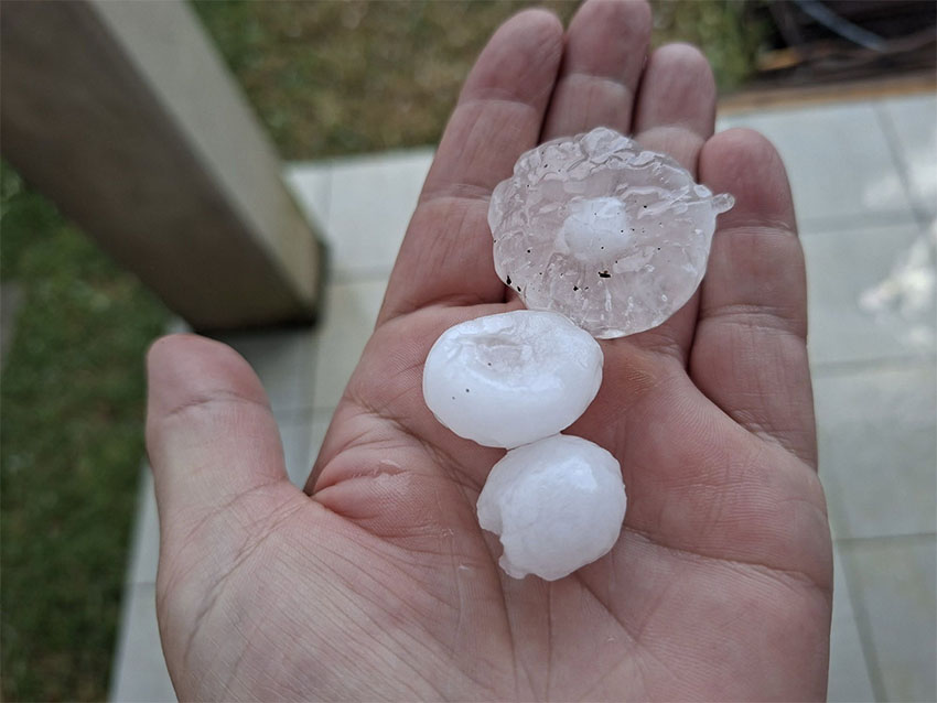 Debela toča na Planini pri Ajdovščini, zrna dosegala do 5 cm