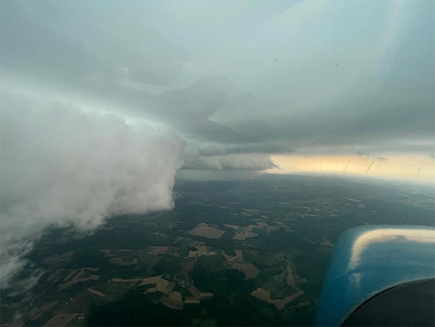 Pogled na nevihto iz protitočnega letala Cessna Letalskega centra Maribor nad Koroško