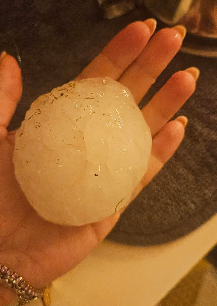 Okoli 10 cm debela toča klestila v kraju Cesano Maderno