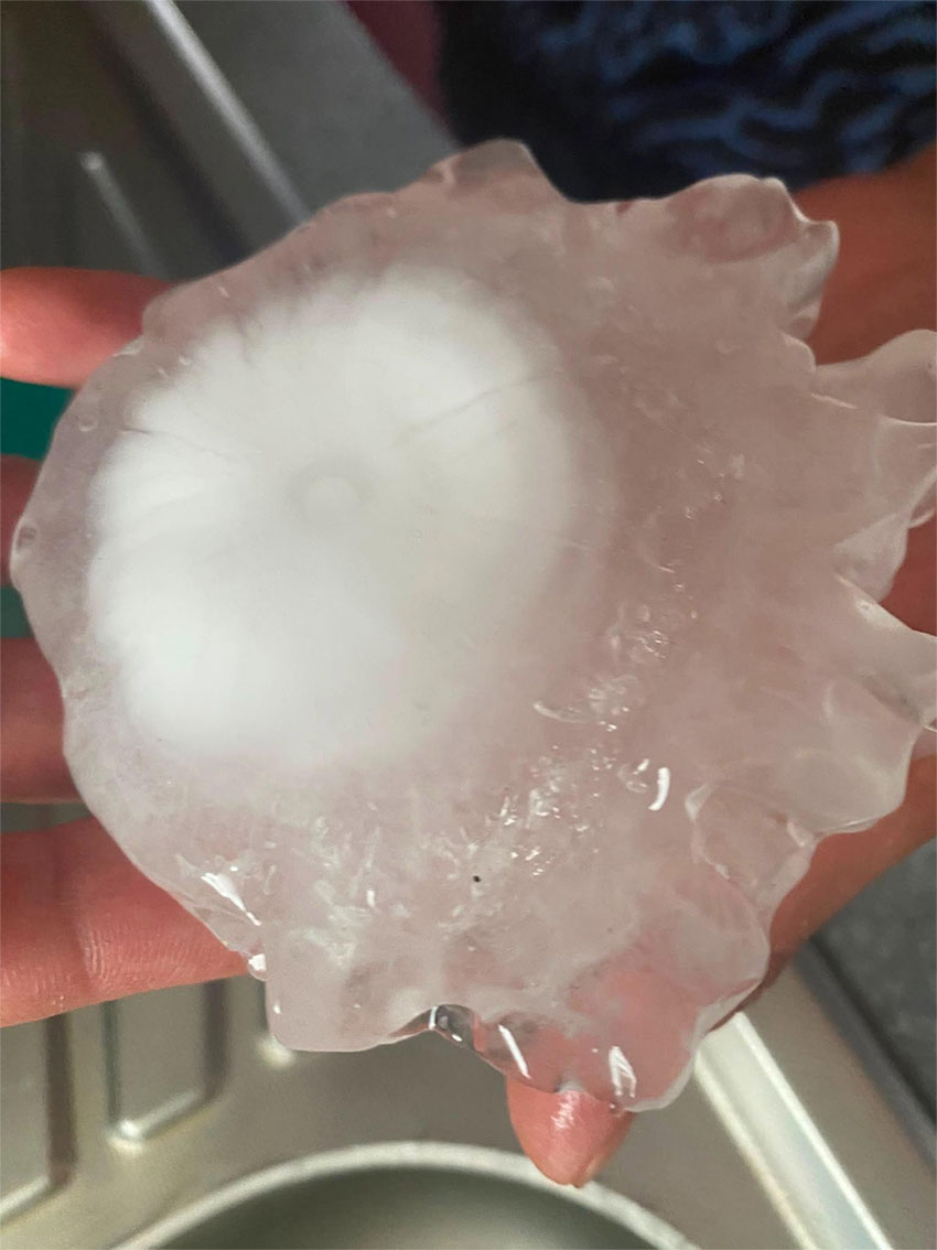 Orjaška toča v kraju Roseto degli Abruzzi v Italiji, ki je presegla premer 10 cm