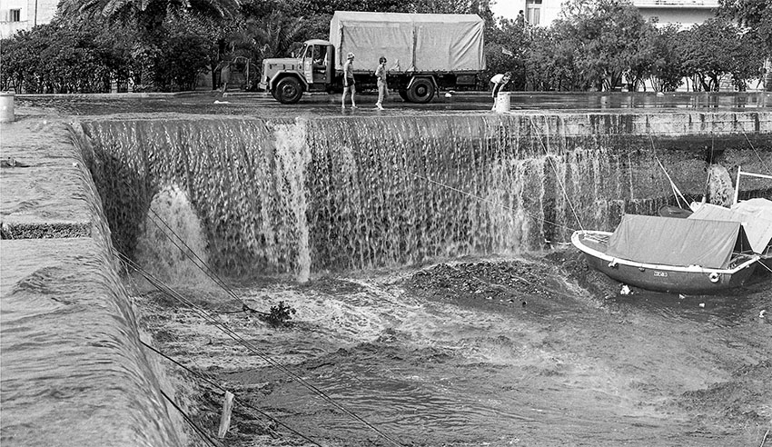 Arhivski posnetek Vela Luke med meteocunamijem leta 1978
