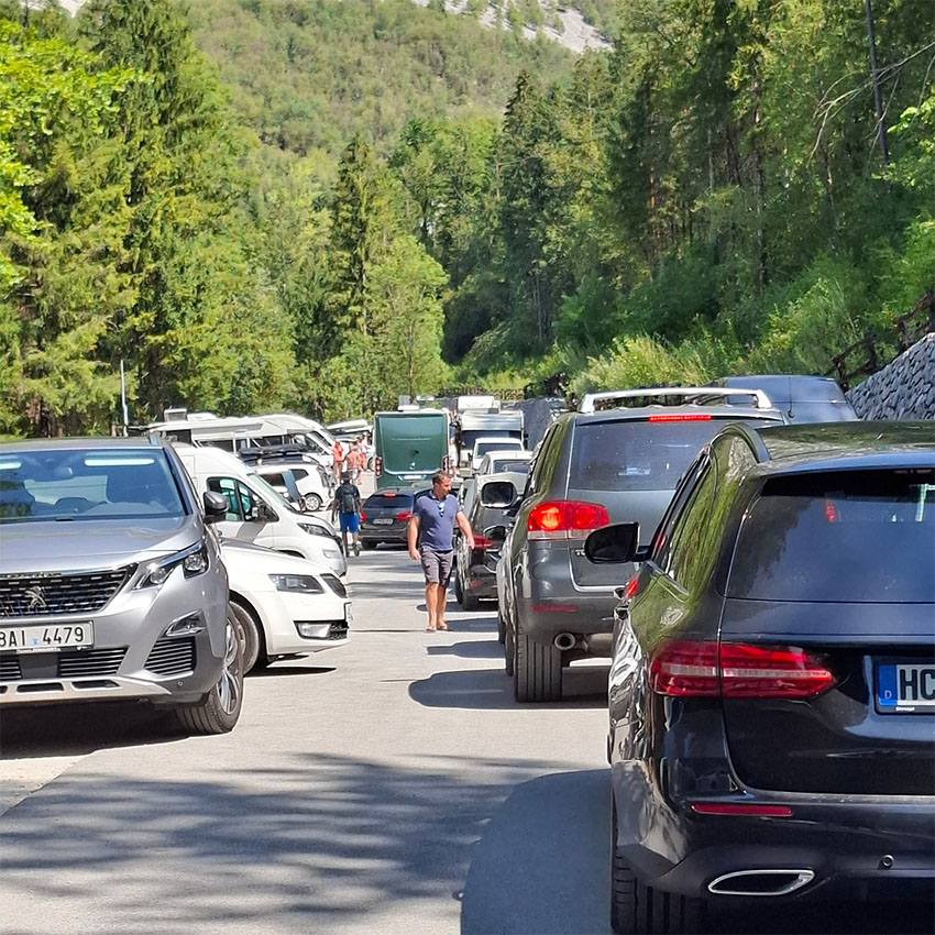 Domačini opozarjajo na težave v Lepeni, zaradi turistov ogromna gneča