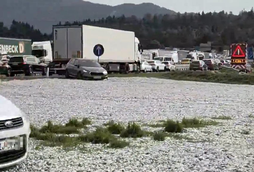 Obtičali v pesku na izvozu, ker so se želeli izogniti koloni vozil