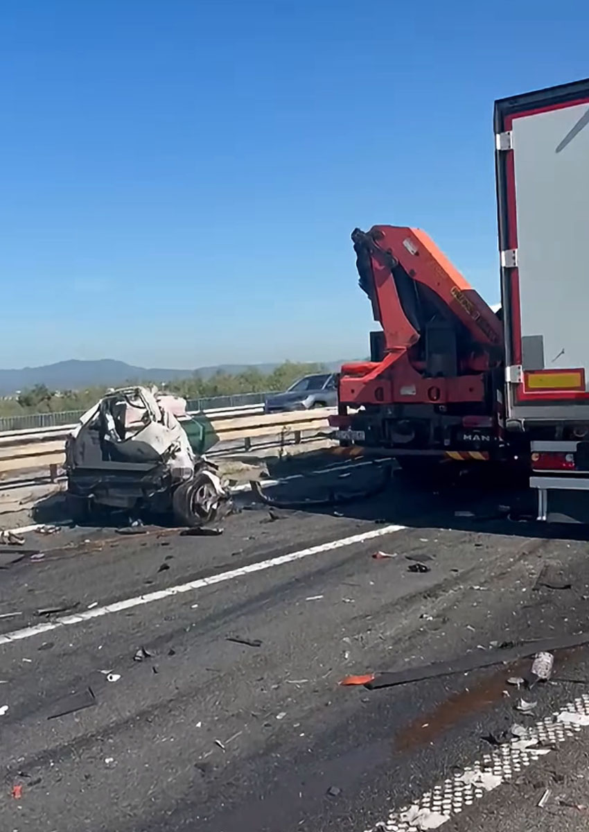 Vozilo po trčenju na hrvaški avtocesti prepolovilo