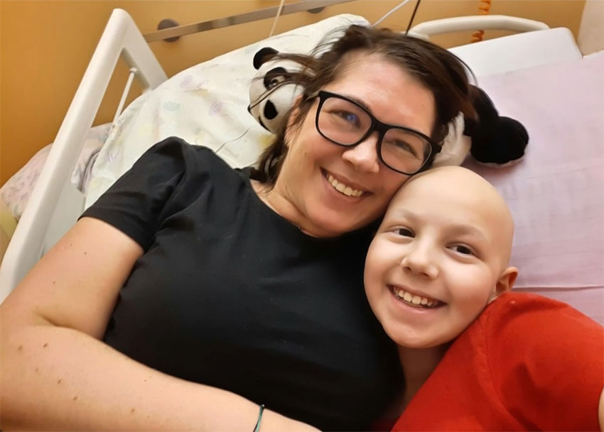 Tris Perišić z mamo Karin Jarc med borbo z Ewingovim sarkomom