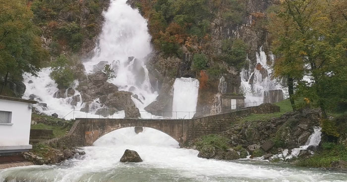VIDEO: Hubelj je pobesnel: Tako bruha voda iz izvira po obilnem deževju ...