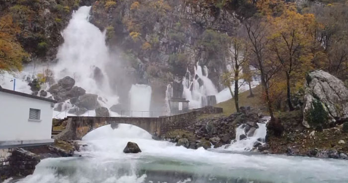 Izvir reke Hubelj pokazal svojo moč po obilnem deževju | Klip.si
