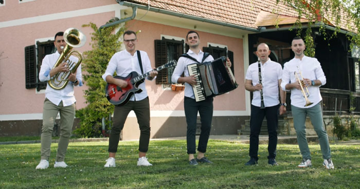 Pevci Slovenski pevci priredili uspešnico
