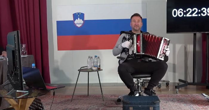 V ŽIVO: Slovenski harmonikar podira svetovni rekord: Poglejte njegov nastop! | Klip.si