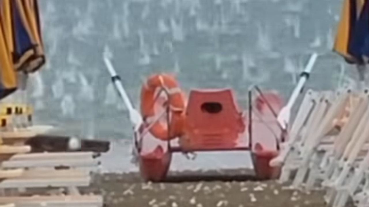 Velika toča na plaži v Italiji