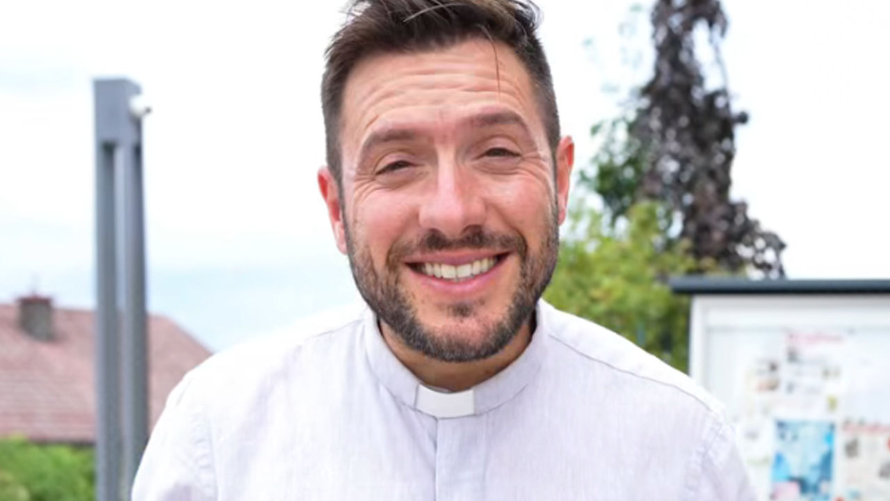 Slovenski župnik Martin Golob nasmejal s šalo o Janezku in pingvinih