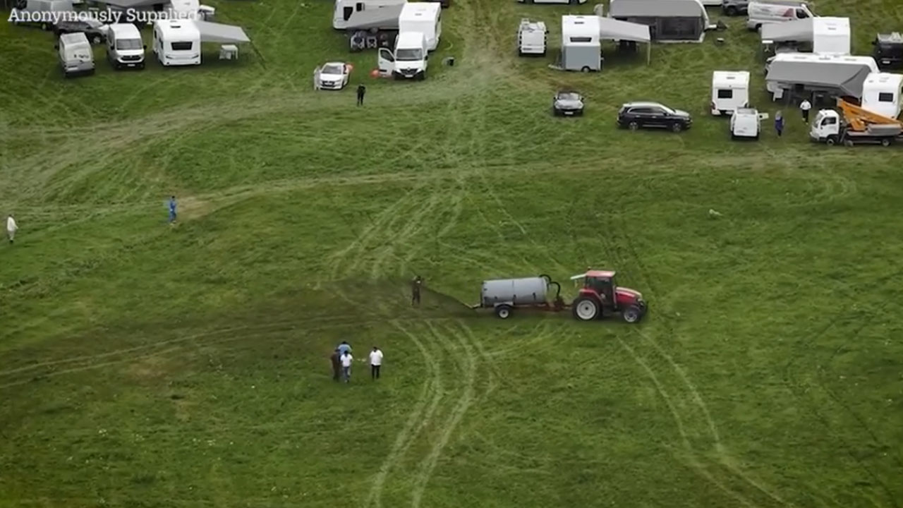Nezakonito so bivali na njihovi zemlji, kmetje so jih pregnali s pomočjo traktorjev