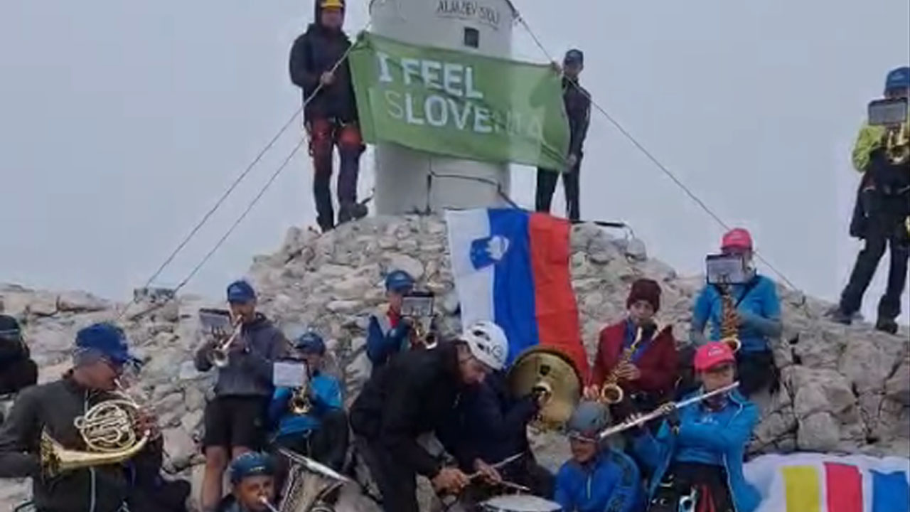 Godba Dobrova - Polhov Gradec je na vrhu Triglava zaigrala slovensko ljudsko pesem Rom pom pom