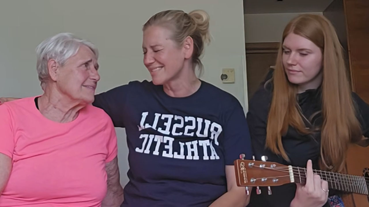 Mana Grubič z mamo in 16-letno hčerko Hano zapela očetovo pesem