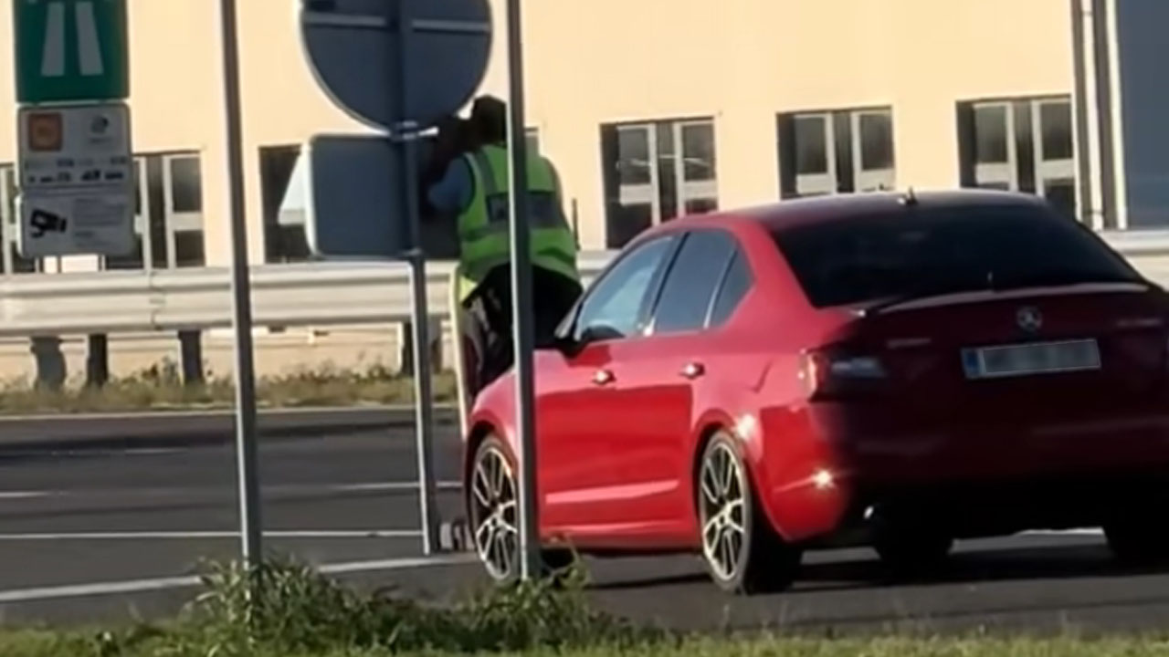 Slovenski policist za znakom z radarjem meril hitrost voznikov