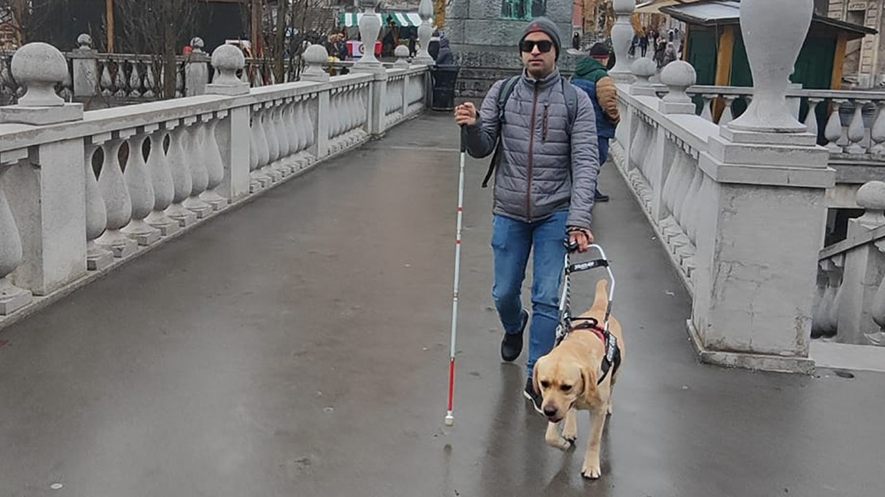 V Ljubljani je s psom vodnikom za slepe vstopil v McDonald's, vsakič so ga zavrnili