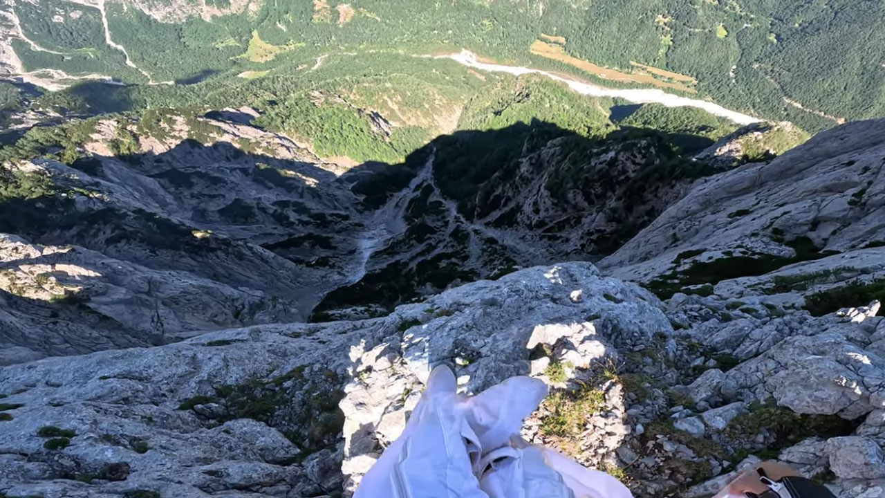 Avstrijec z wingsuit obleko skočil s slovenskih gora, nor polet posnel na kamero